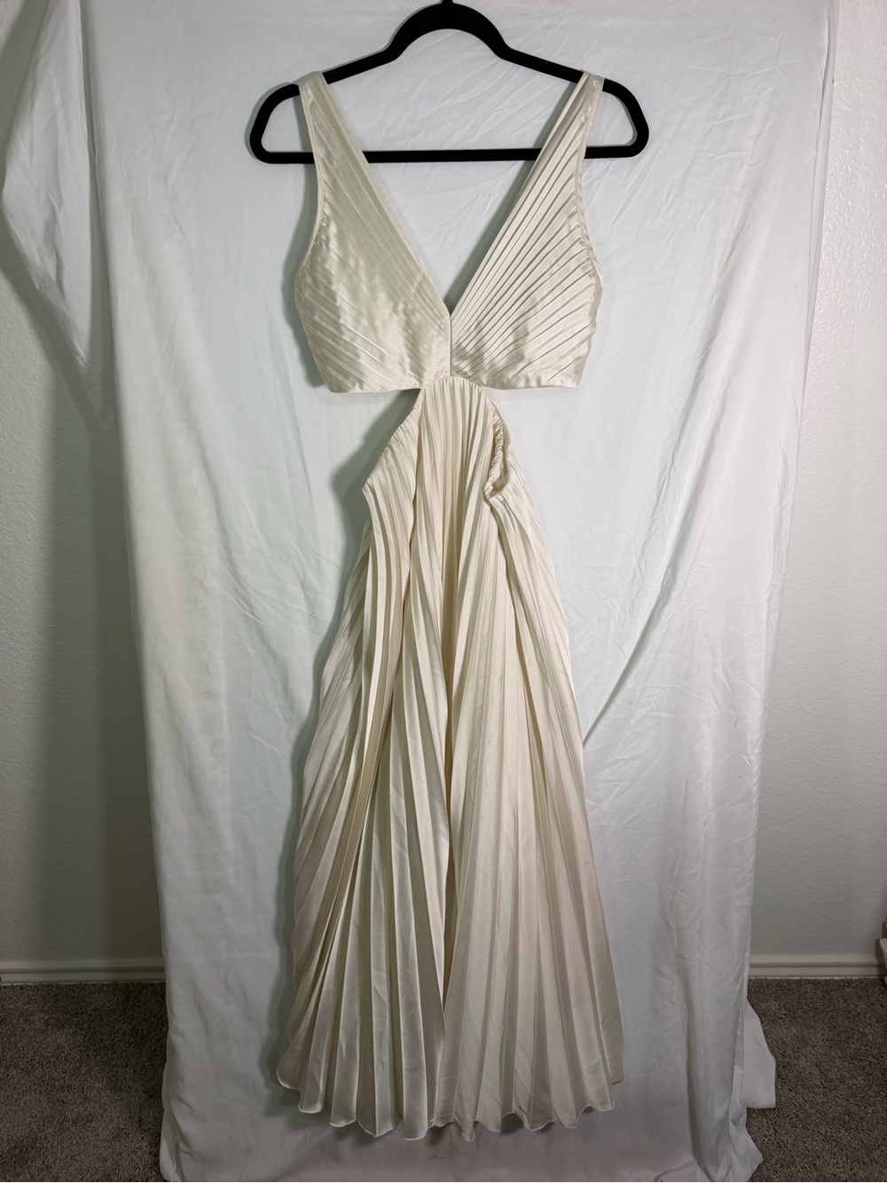 Abercrombie & Fitch Ivory Plunging V-Neck Pleated Maxi Dress